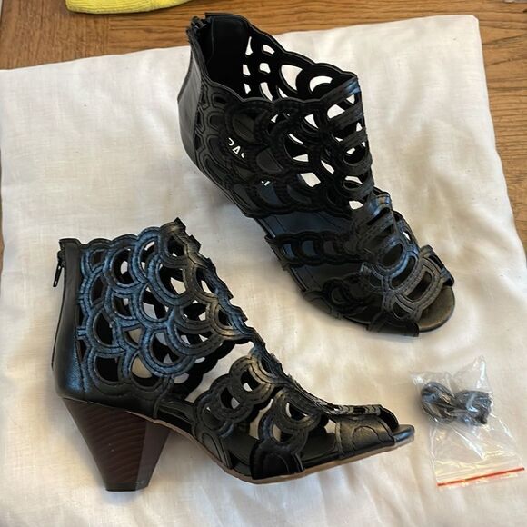 RASOLLI BLACK CUT OUT SHOOTIES.  NEW - Picture 3 of 7